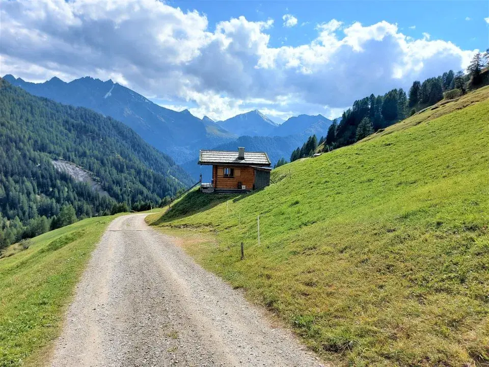 Breiter Wanderweg im Zanderstal oberhalb von Samnaun Compatsch, kommend vom Alptrider Sattel und der Alp Bella