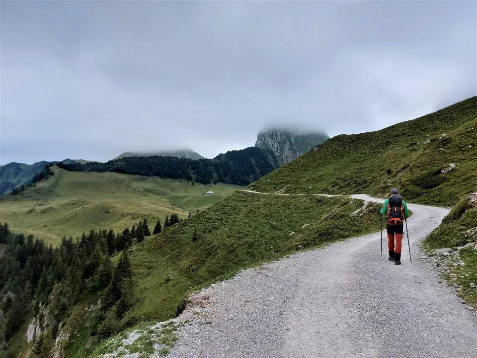 Breiter Wanderweg vom Gurnigel Wasserscheide Parkplatz, in tiefhängenden Wolken auf unserer Gantrisch Gipfel Wanderung