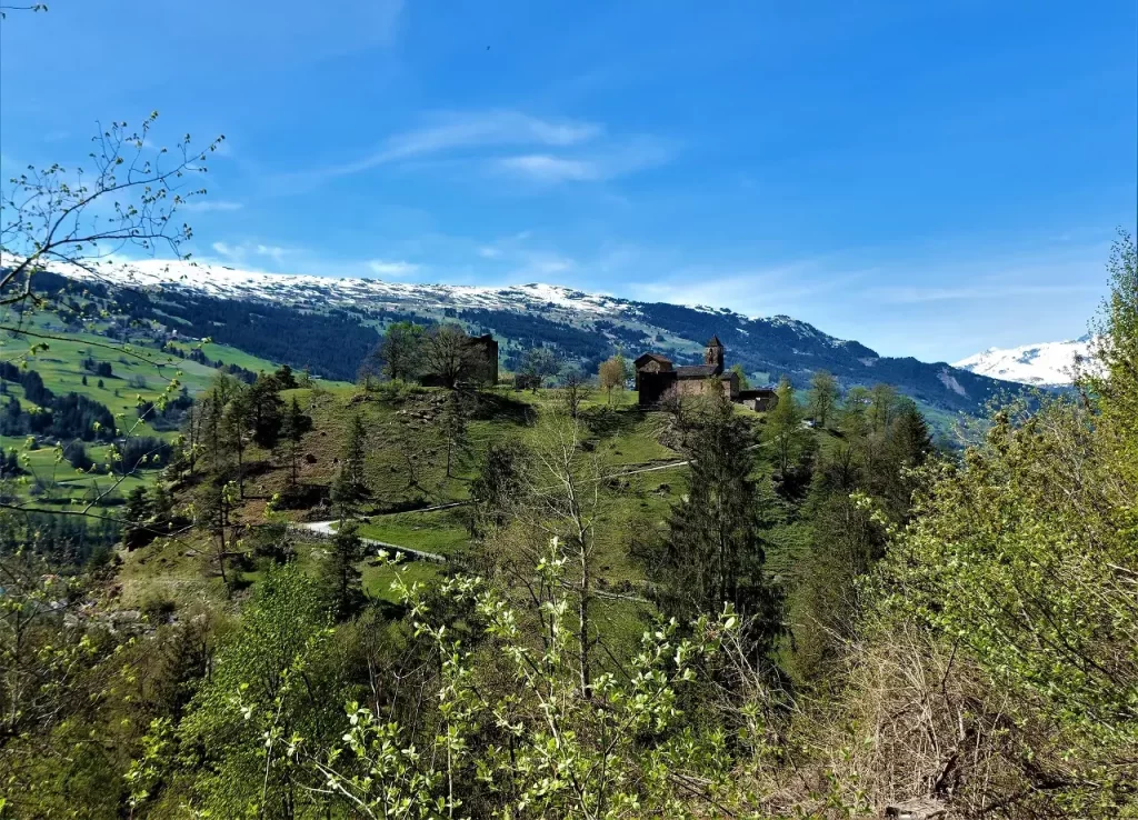 Burg Hohenrätien über Thusis am Eingang der Viamala Schlucht, auf dem Wanderweg zum Traversinasteg