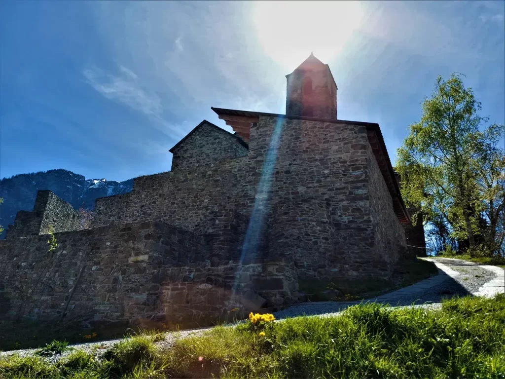 Burg Hohenrätien über Thusis am Eingang der Viamala Schlucht, auf dem Wanderweg zum Traversinasteg
