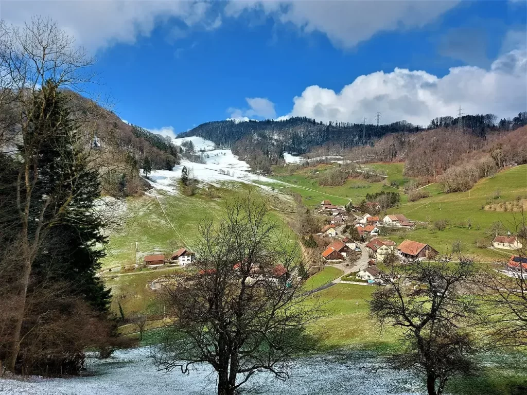 Das Dorf Rohr im Aargau in der Nordwestschweiz, nah der Geissflue und dem Geissfluegrat