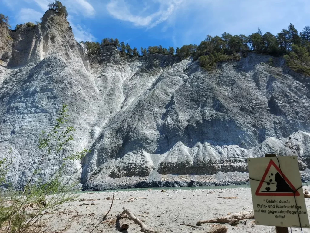 Felswand in der Rheinschlucht, auch Swiss Grand Canyon genannt, unterhalb der Aussichtsplattform Il Spir