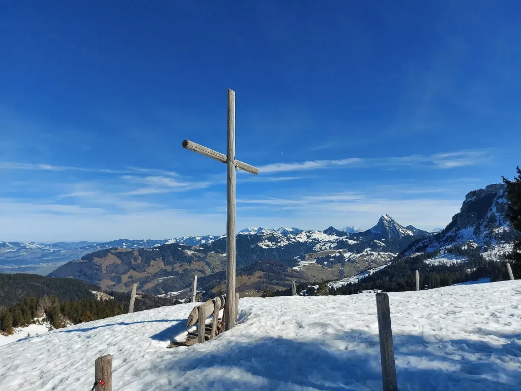 Gipfelkreuz auf dem Wanderweg nach Egg und Sattelegg auf unserer Schneeschuhwanderung