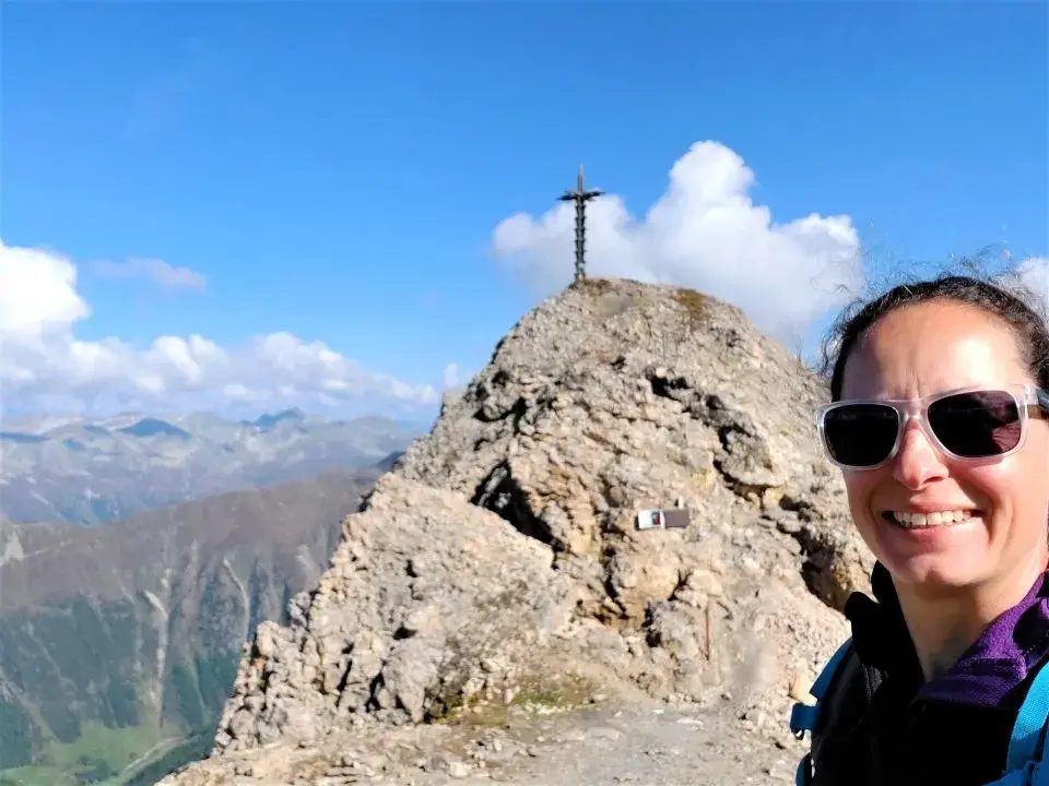 Gipfelkreuz des Greitspitz auf dem Wanderweg Schmugglertour Samnaun vom Zeblasjoch über Salaaser Sattel, und Viderjoch