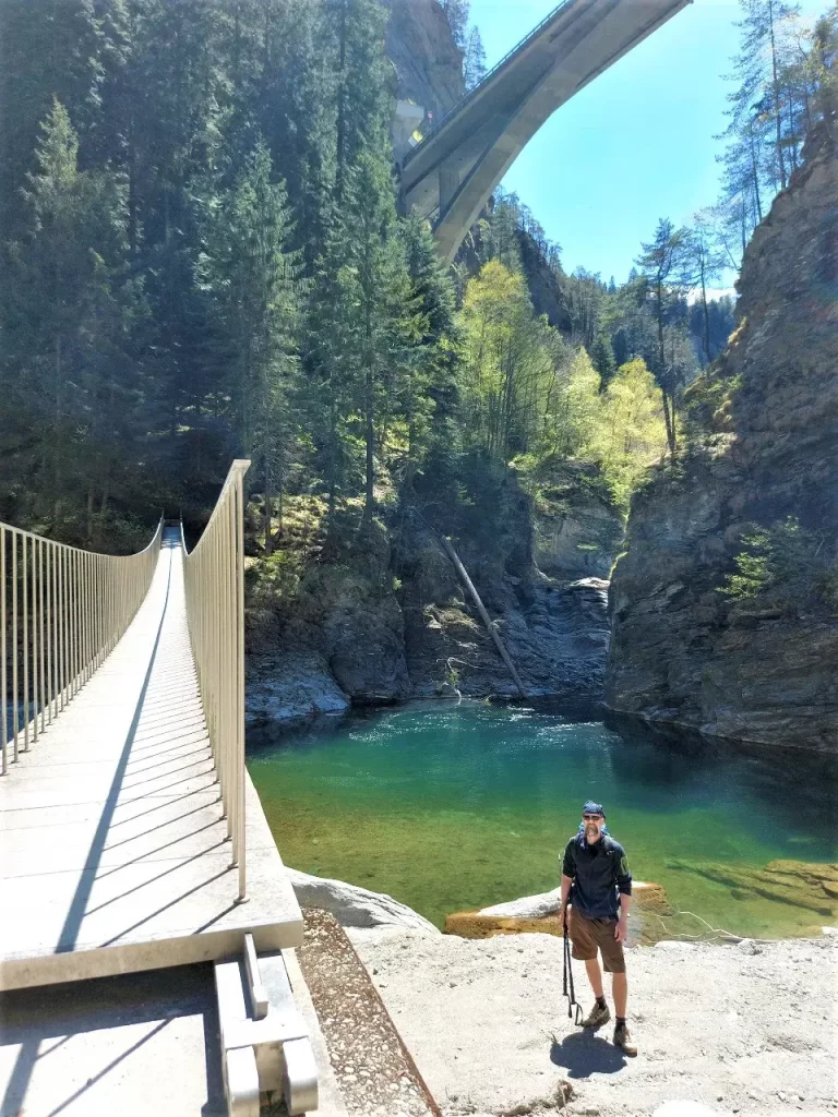 Jan steht vor der Hängebrücke Punt da Suransuns über den Hinterrhein in der Viamala Schlucht, auf der Wanderung von Thusis Richtung Traversinasteg