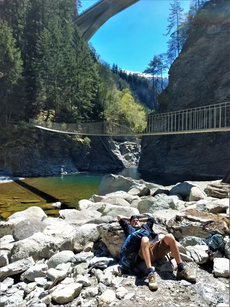 Jan macht Mittagspause vor der Hängebrücke Punt da Suransuns über den Hinterrhein auf unserer Viamala Schlucht Wanderung von Thusis Richtung Traversinasteg