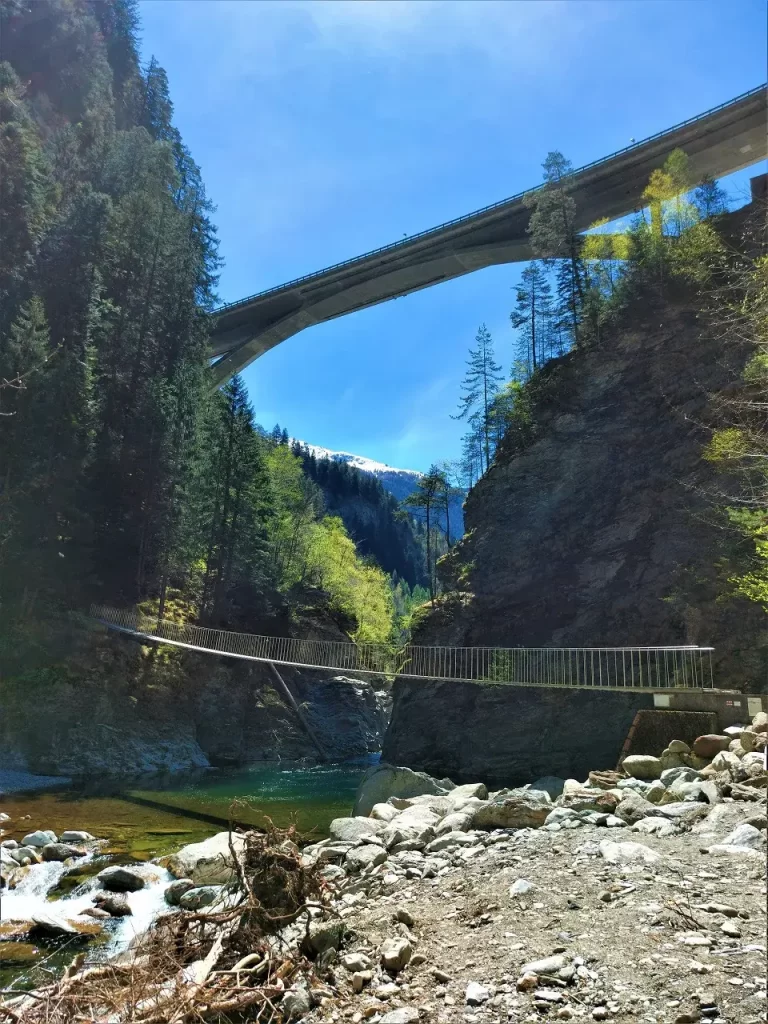 Hängebrücke Punt da Suransuns über den Hinterrhein in der Viamala Schlucht, auf der Wanderung von Thusis Richtung Traversinasteg