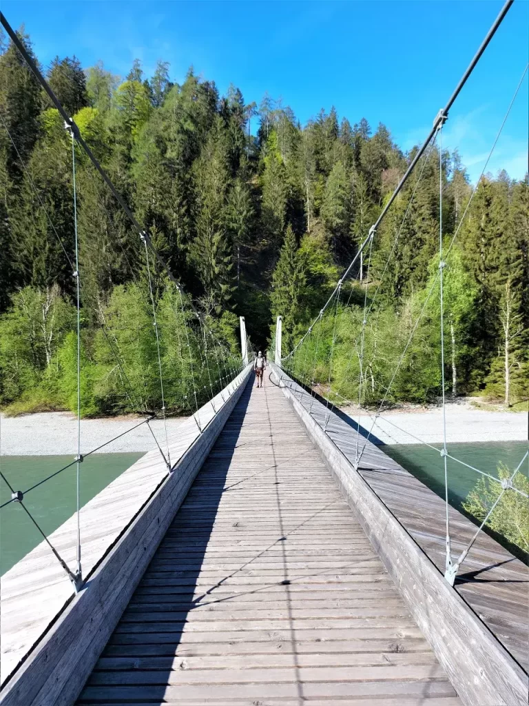 Jan überquert die aus Holz bestehende Hängebrücke Ruinaulta an der Trin Station auf der Wanderung nach Versam