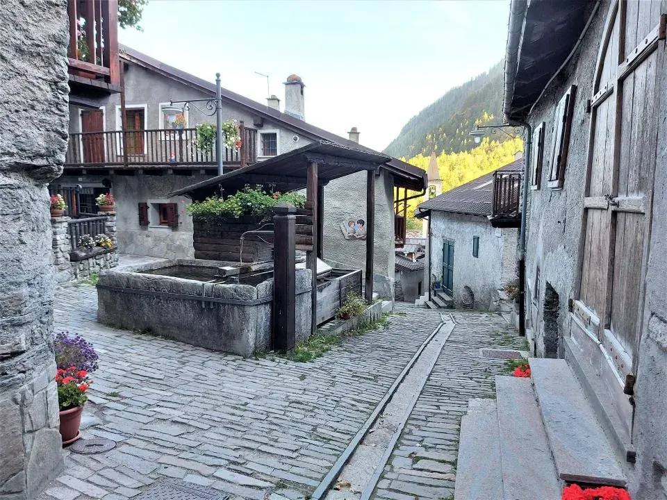 Hauptgasse durch das Dorf Laux, über welche man wandert wenn man von Usseaux zum Forte di Fenestrelle geht