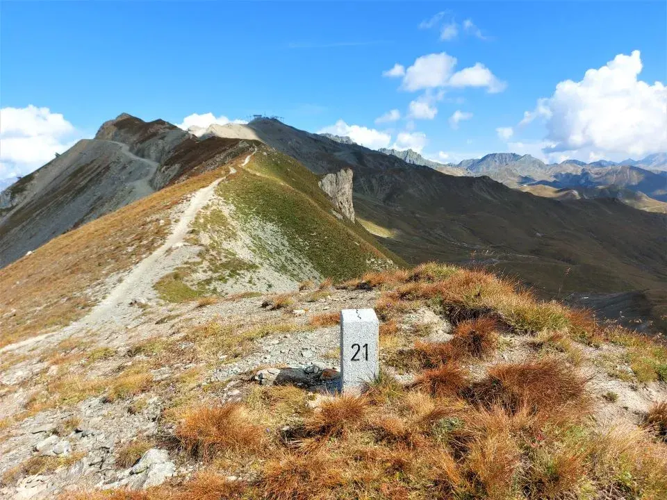 Grenzstein entlang des Höhenweges oberhalb Samnaun und Ischgl