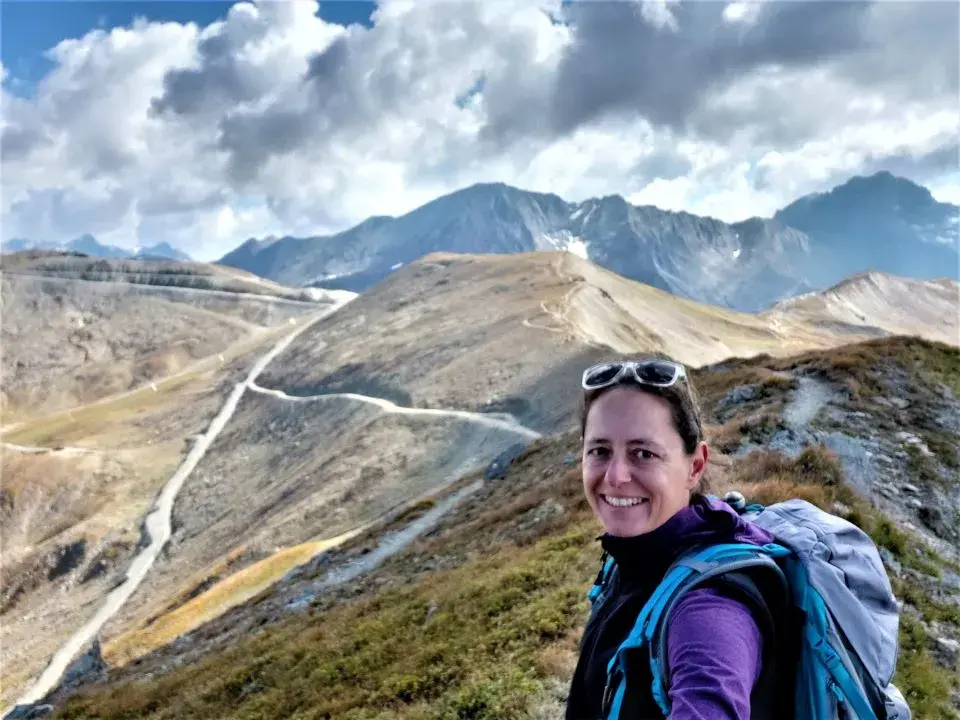 Linda vor dem sich verzweigenden Höhenweg 