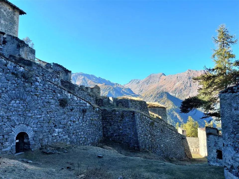 Im Festungsgraben des Forte delle Valli, einem Festungsteil des Forte di Fenestrelle, auf  unserer Wanderung nach Usseaux und zum Lago del Laux