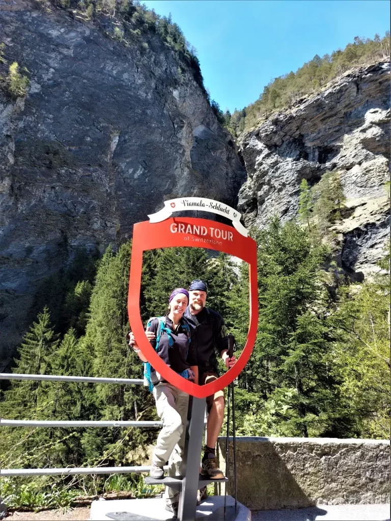 Linda und Jan in der Viamala Schlucht von Thusis vor dem Besucherzentrum, vor dem Grand Tour of Switzerland Fotospot