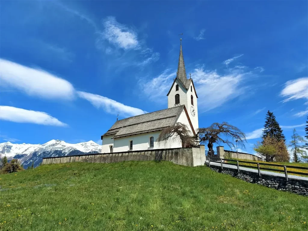Kirche von Versam, auf unserem Wanderweg von Trin, entlang der Ruinaulta