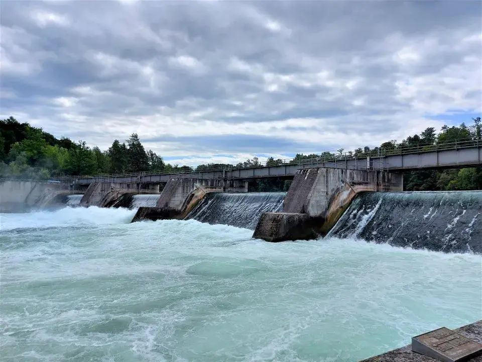 Kraftwerk Rheinau auf dem Wanderweg entlang der Rheinschleife zum Rheinfall