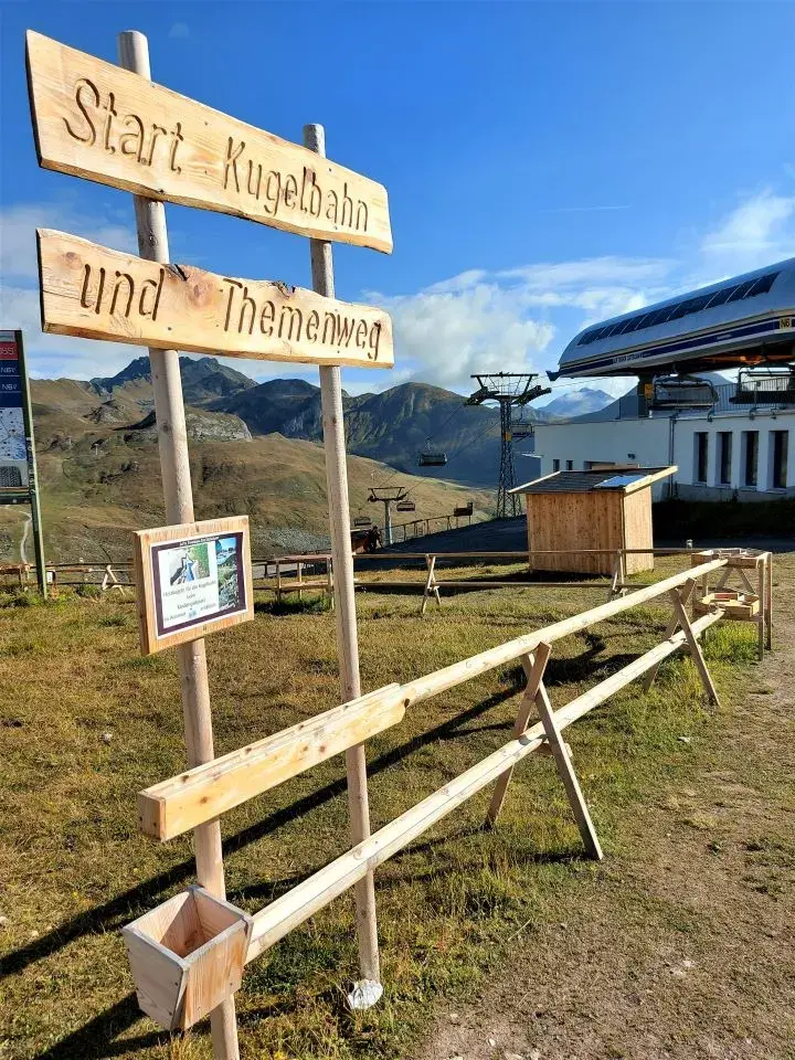 Kugelbahn für Kinder auf dem Alptrider Sattel auf dem Wanderweg zur Alp Bella und Samnaun Compatsch
