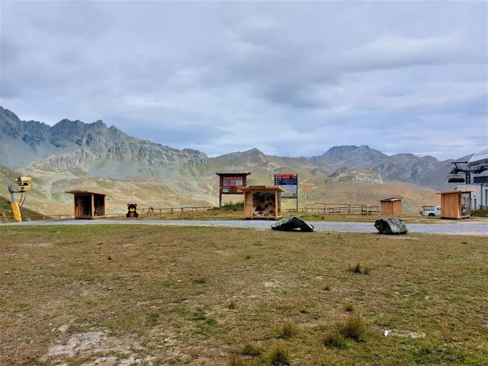 Kugelbahnen und Schaukästen auf dem Alptrider Sattel, auf der Wanderung zur Alp Bella