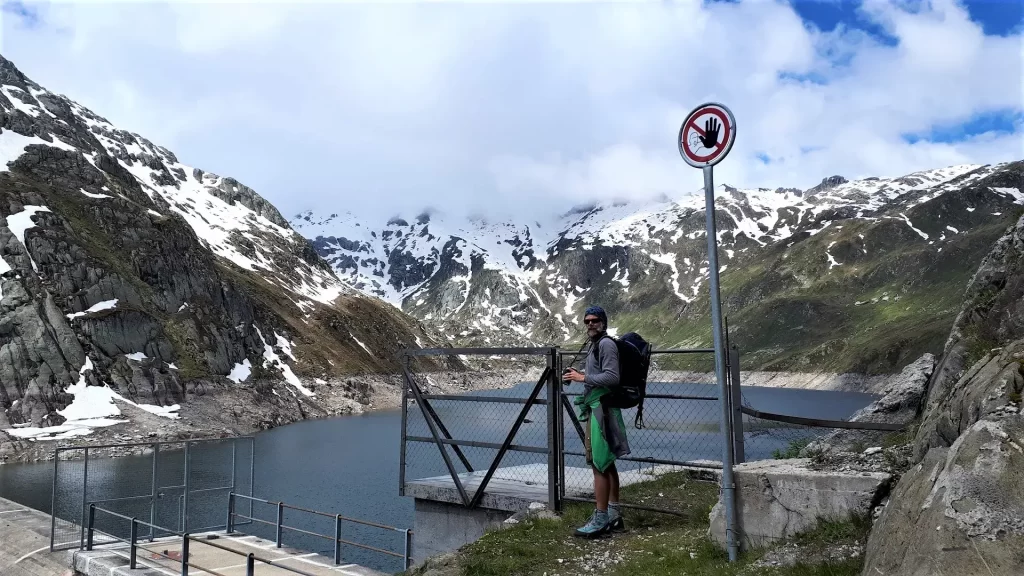 Blick auf den Stausee Lago di Lucendro, der erste der Seen auf der 5 Seen Wanderung am Gotthardpass