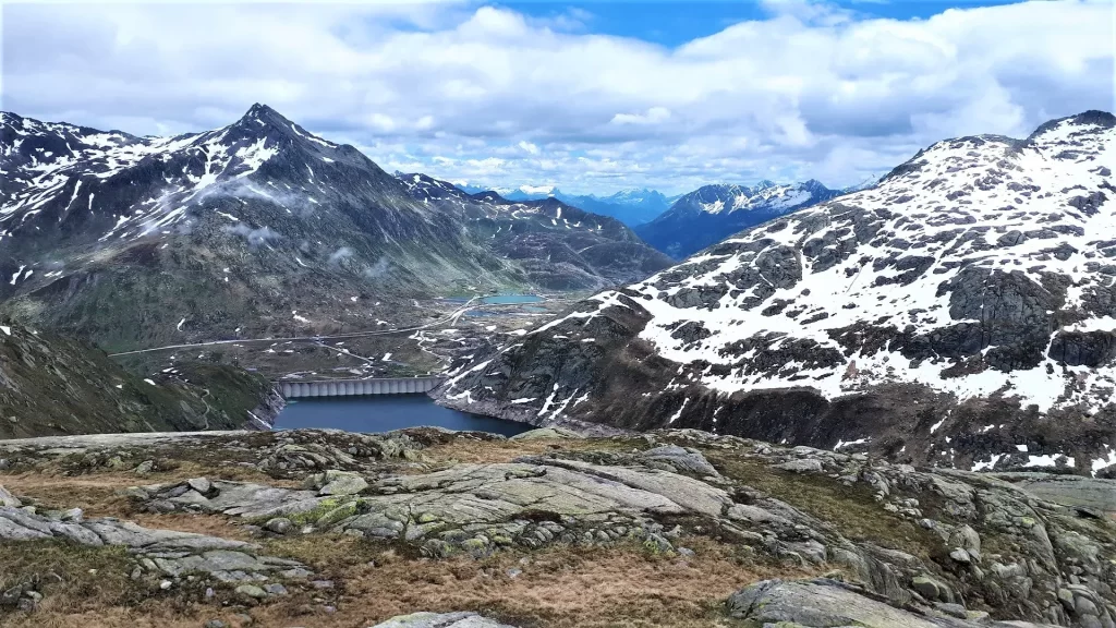 Blick auf den Stausee Lago di Lucendro und den Pass, auf der 5 Seen Wanderung am Gotthardpass