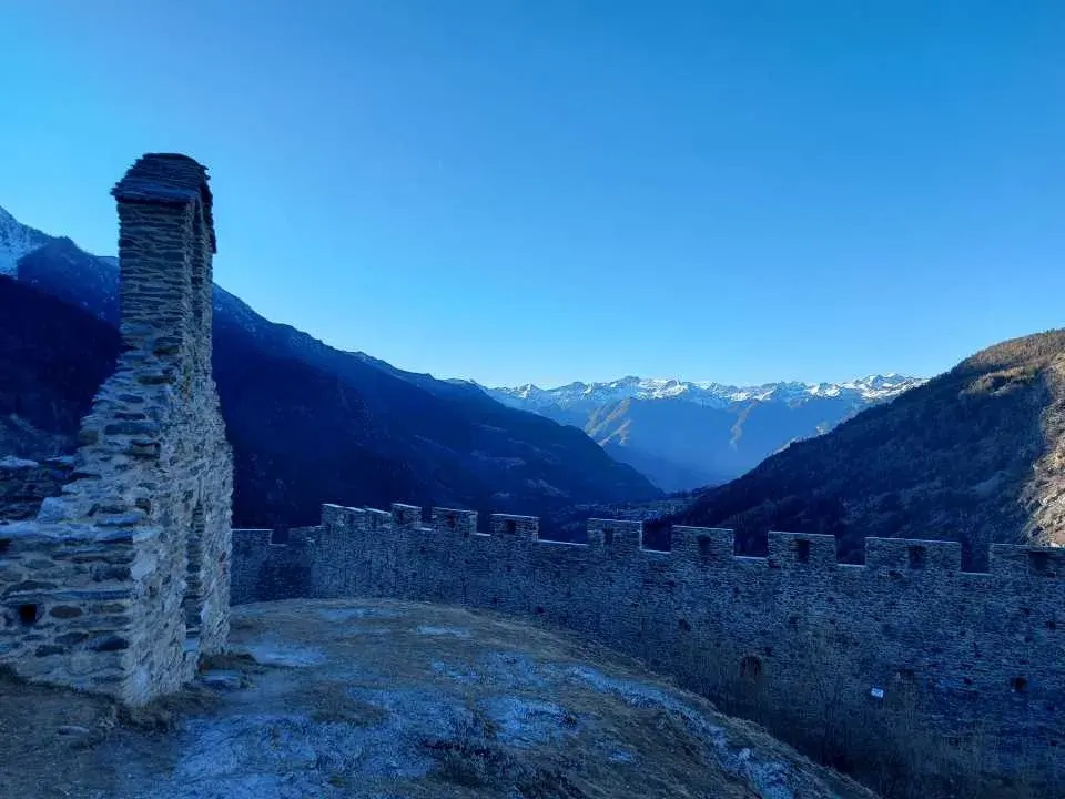 Morgengrauen auf dem Castello di Graines, hoch über dem Val d'Ayas