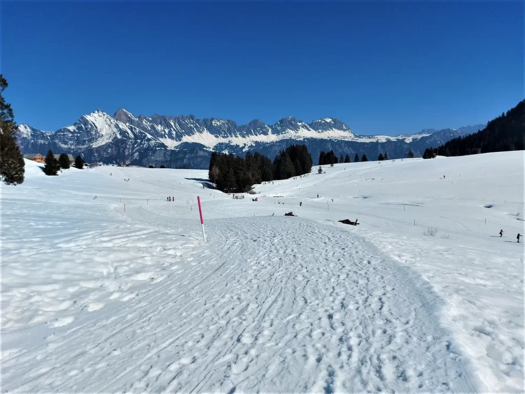 Präparierter Winterwanderweg auf dem Madlis Plateau, auf unserer Schneeschuhwanderung Flumserberg von Tannenheim zur Prodalp