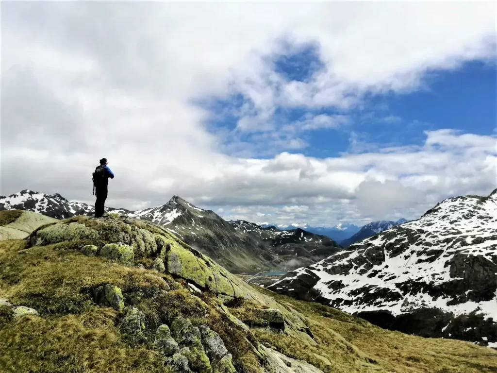 Aussicht auf den Gotthardpass auf der 5 Seen Wanderung am Gotthardpass