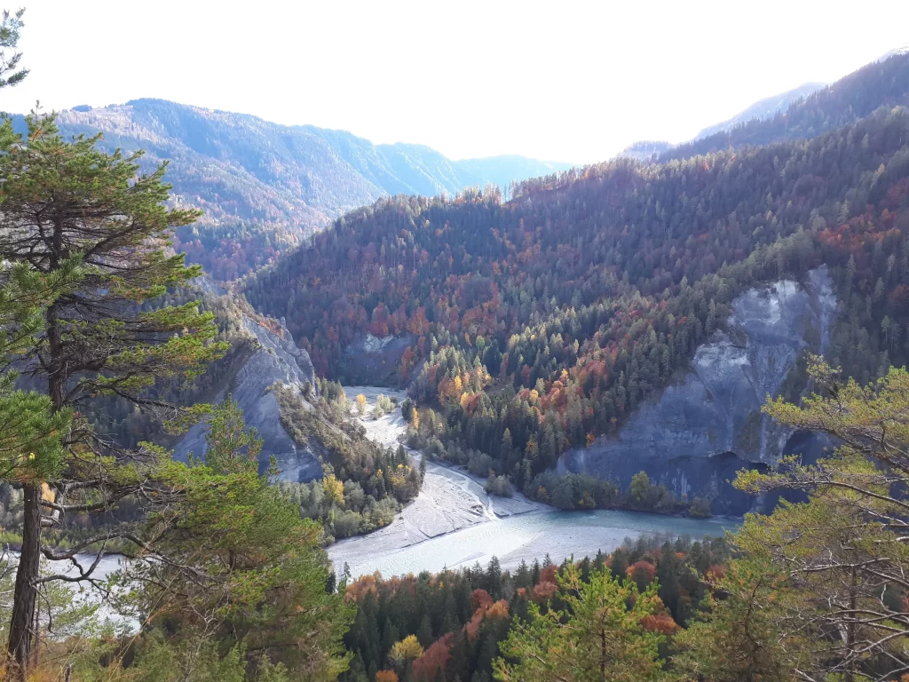 Sicht in die Rheinschlucht, dem Swiss Grand Canyon auf der Caumsee Wanderung