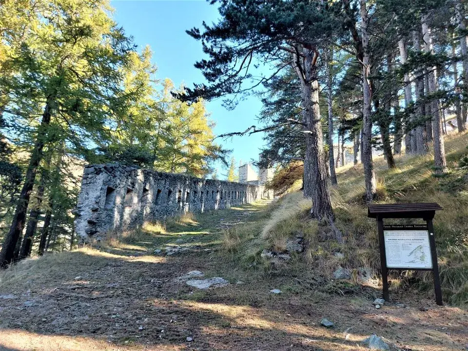 Vor dem Forte delle Valli, einem Festungsteil des Forte di Fenestrelle, auf  unserer Wanderung nach Usseaux und zum Lago del Laux