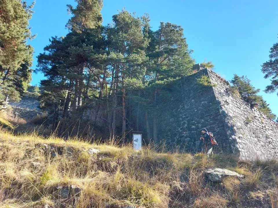 Vor dem Forte delle Valli, einem Festungsteil des Forte di Fenestrelle, auf  unserer Wanderung nach Usseaux und zum Lago del Laux