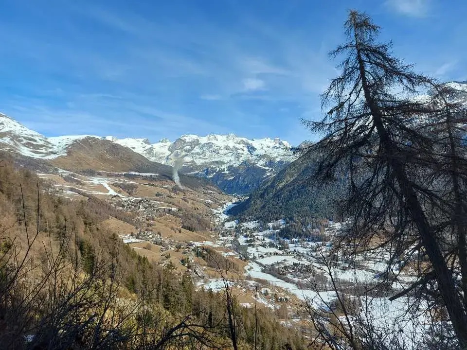 Wandern auf der Ru Courtaud mit Blick in das Val d'Ayas