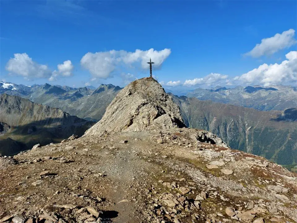 Wandern in Samnaun mit Blick auf den Greitspitz, bei der Wanderung auf der Schmugglertour