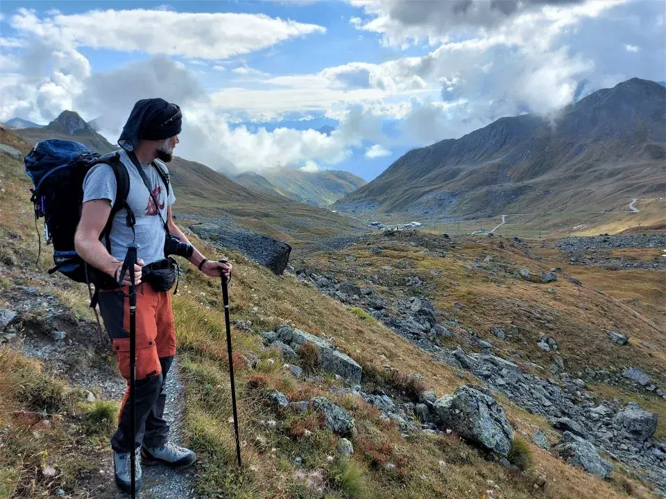 Wandern in Samnaun unterhalb des Flimsjoch in einer steinigen Bergwelt