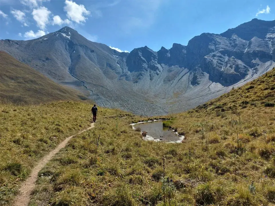 Wandern in Samnaun zum Stammerjoch entlang eines Bergsees