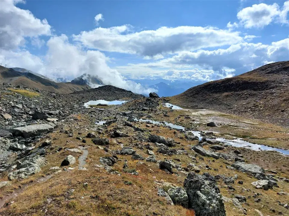 Wanderweg bei den Seen vom Alptrider Sattel zur Alp Bella unterhalb des Bürkelkopf
