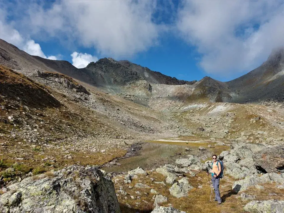 Wanderweg bei den Seen vom Alptrider Sattel zur Alp Bella unterhalb des Bürkelkopf