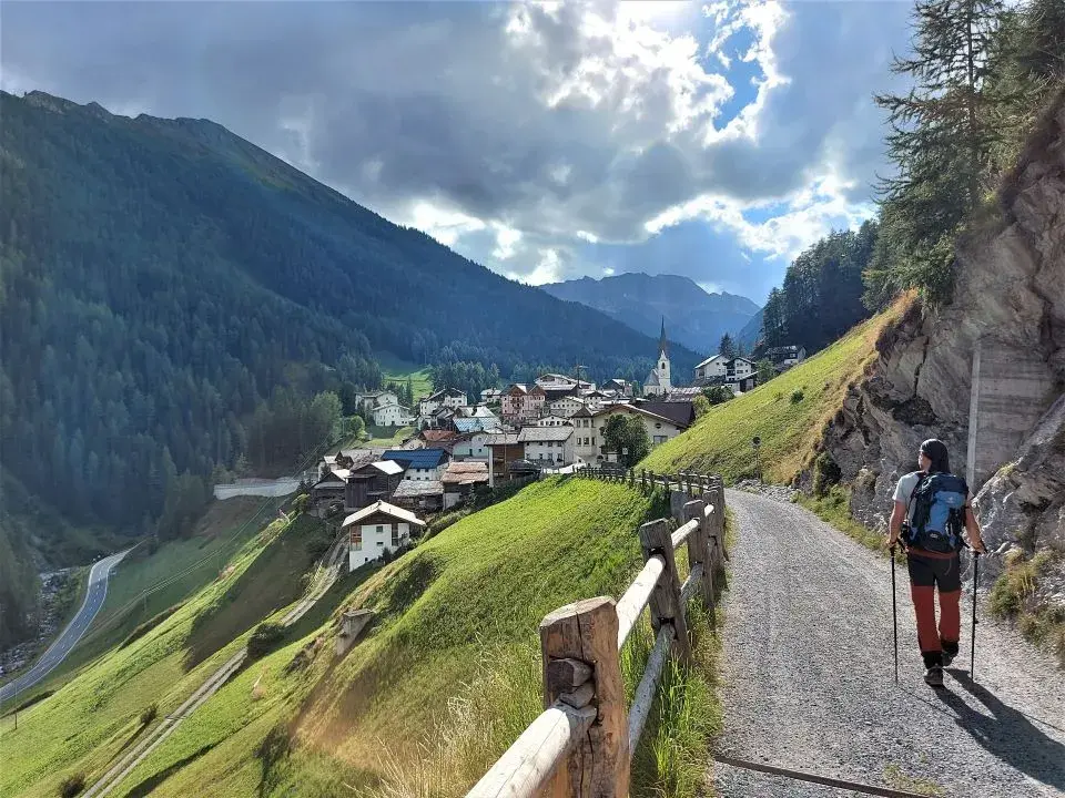Wanderweg in das Dorf Samnaun Compatsch, auf der Wanderung vom Alptrider Sattel und Alp Bella