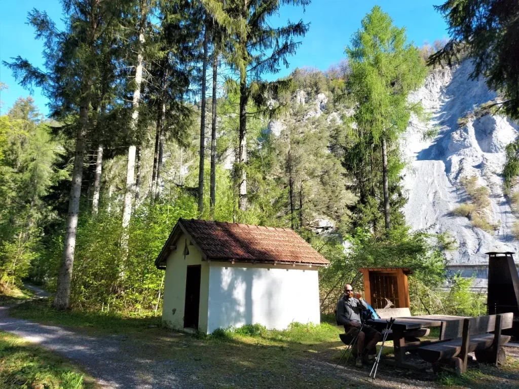 Auf der Rheinschlucht Wanderung nach Versam entlang der Ruinaulta, kurz vor der Hängebrücke nach Trin.