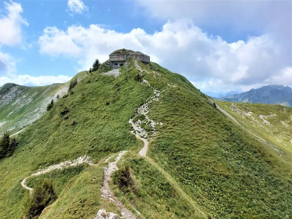 Wanderweg vom Gantrisch Gipfel Richtung Gantrischseeli, vorbei an 2 Bunkern unterm Schiebenspitz