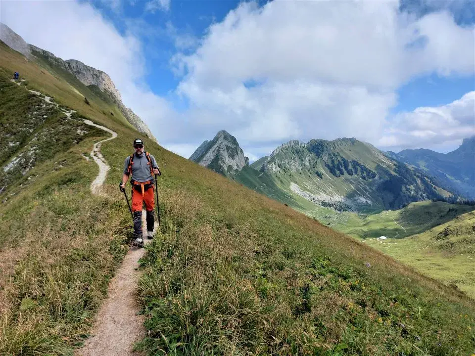 Jan auf dem Wanderweg vom Gantrisch Gipfel Richtung Gantrischseeli