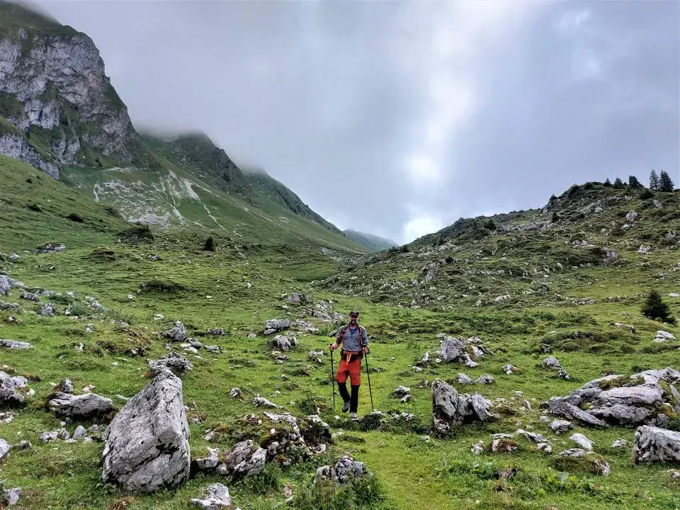Jan wandert auf dem Wanderweg vom Gantrisch Gipfel zum Gantrischseeli, unterhalb des Chummlispitz