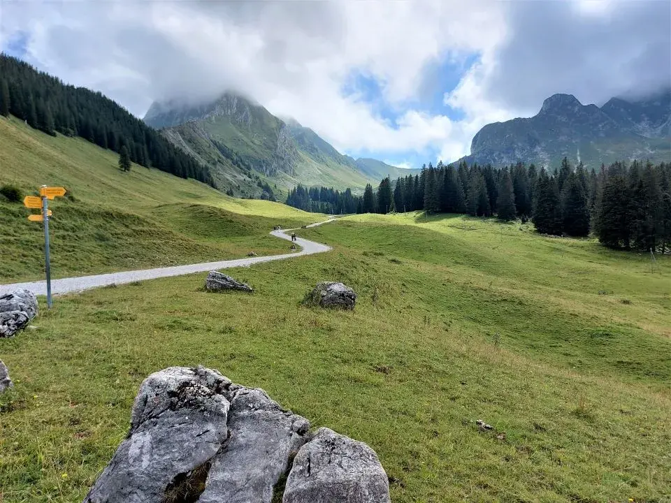 Wanderweg vom Gantrischseeli, unterhalb des Gantrisch Gipfel zum Parkplatz Gurnigel Wasserscheide
