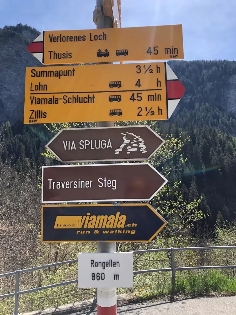 Wanderwegweiser zur Viamala Schlucht und zum Traversinasteg in Thusis