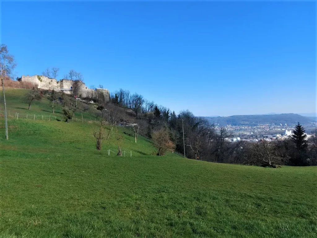 Wandern in der Nordwestschweiz vorbei an der Burgruine Wartenberg oberhalb von Muttenz, Basel