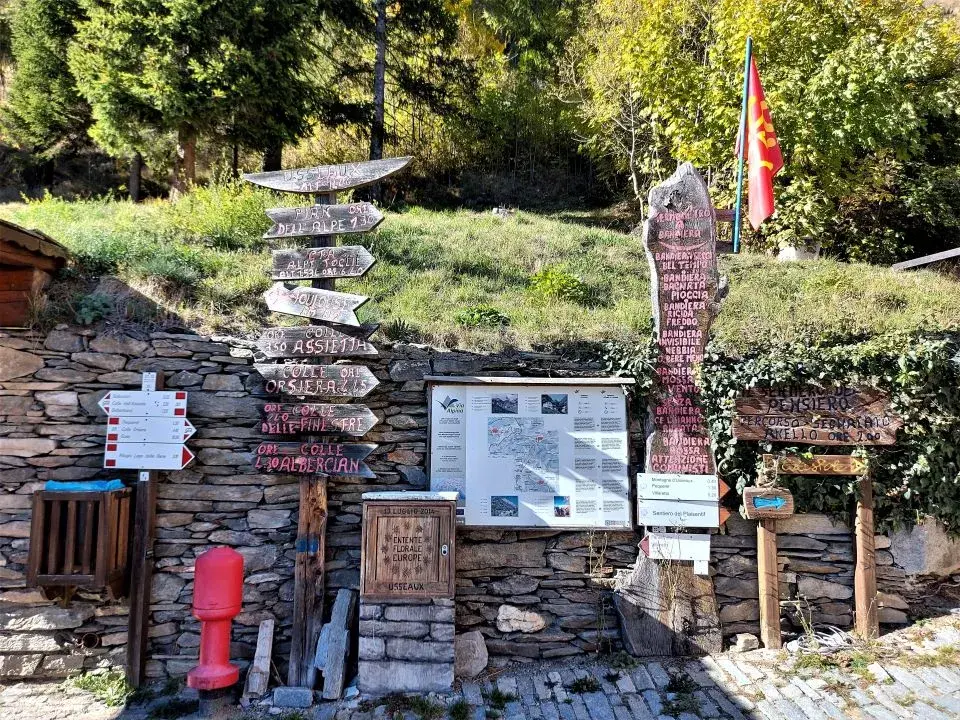 Wegweiser im Dorfkern von Usseaux, auf der Wanderung vom Forte di Fenestrelle zum Lago del Laux