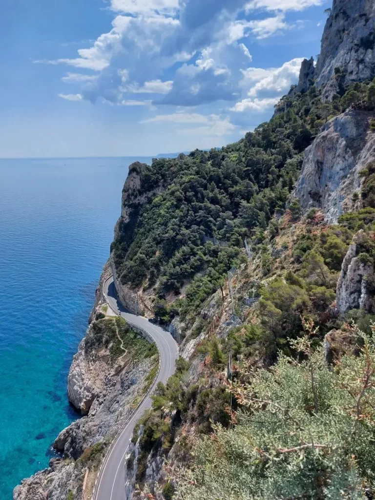Ausblick von der Grotta dei Falsari auf dem Sentiero del Pellegrino am Capo Noli, an die Palmenriviera