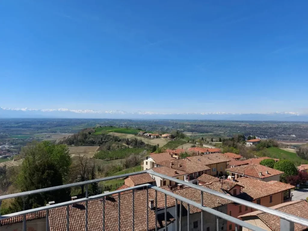 Aussichtspunkt während unserer Barolo Weinwanderung, in Novello auf die Alpen