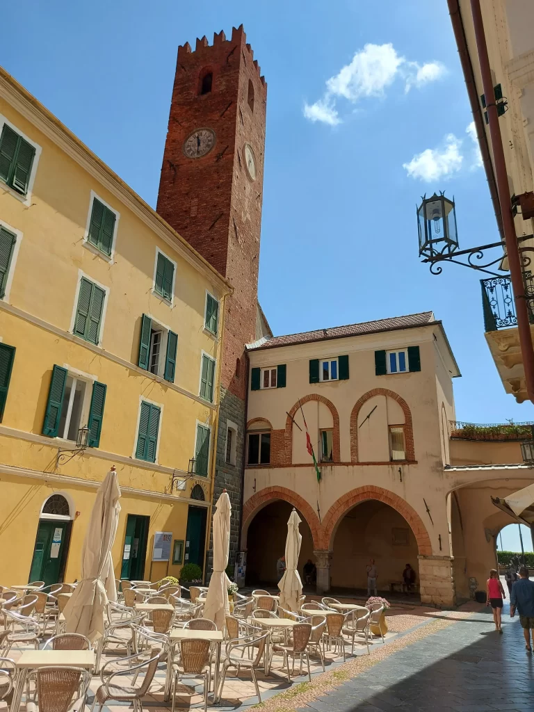 Blick aus den Altstadtgassen von Noli auf die Loggia della Repubblica Nolese