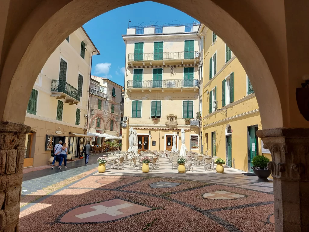 Blick aus der Loggia della Repubblica Nolese in die Altstadtgassen von Noli