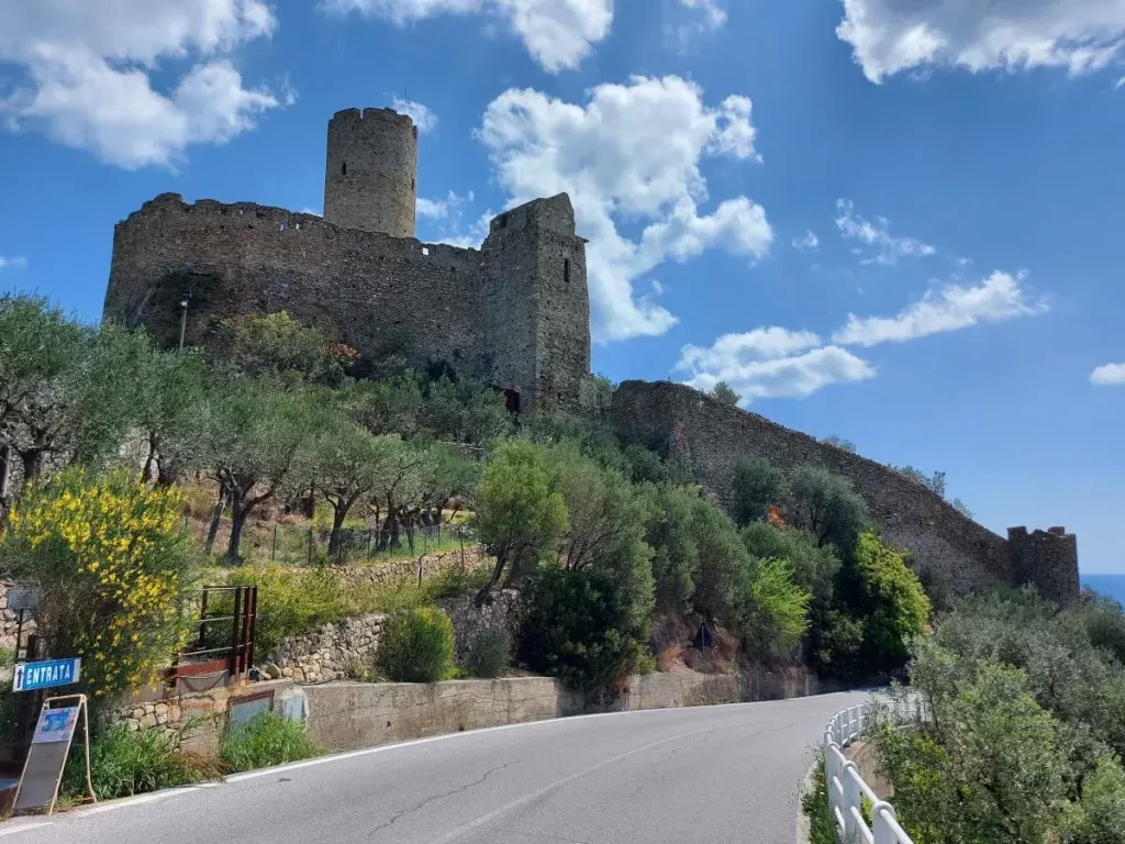 Castello di Monte Ursino oberhalb der schönen Altstadt von Noli