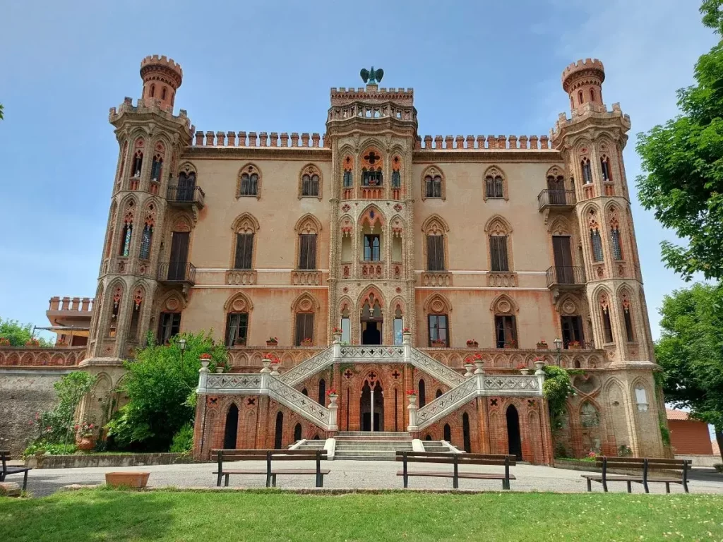 Castello di Novello, ein Highlight unserer Barolo Weinwanderung